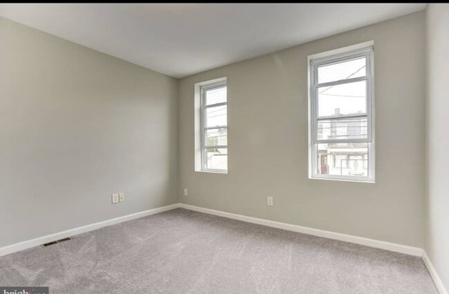 Building Photo - 307 S Newkirk St