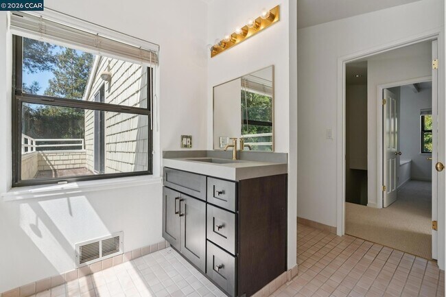 Building Photo - 660 La Casa Via