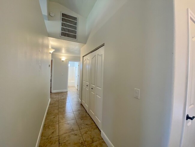 Building Photo - SPACIOUS HOME IN HURRICANE FOR RENT!