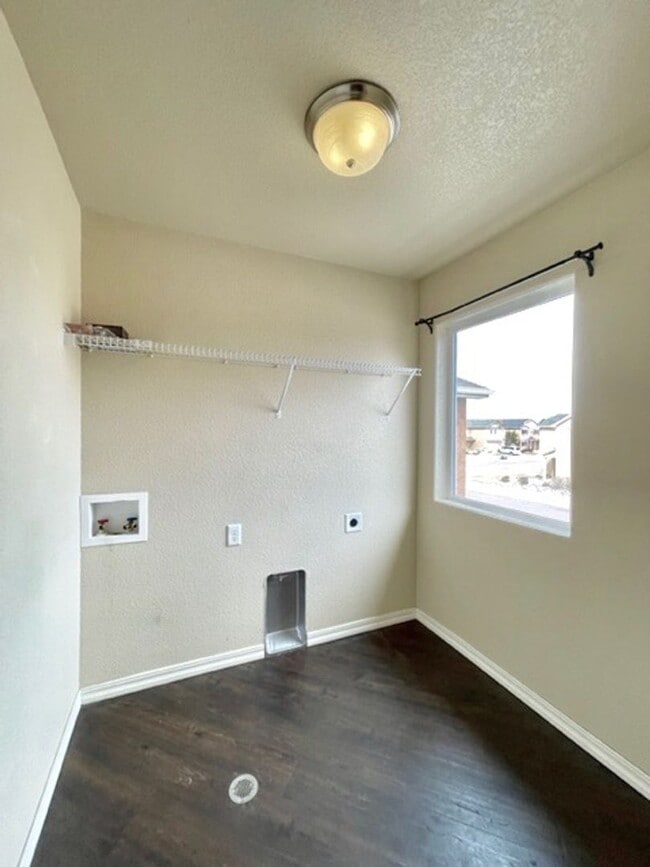 Building Photo - 2 Story Home with 3 Bed, 2.5 Bath, 2 Car G...