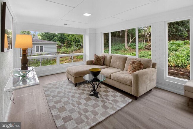 Building Photo - 3305 W Coquelin Terrace