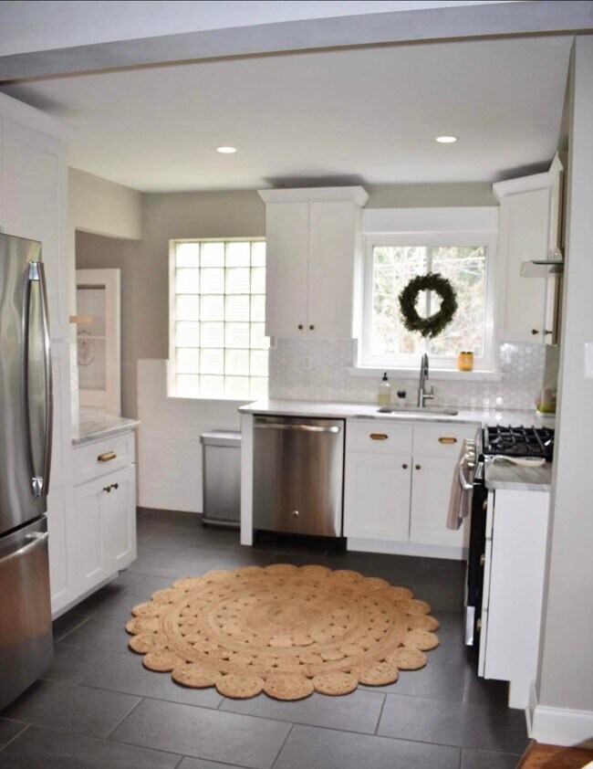 Building Photo - 1330 Wells Ave