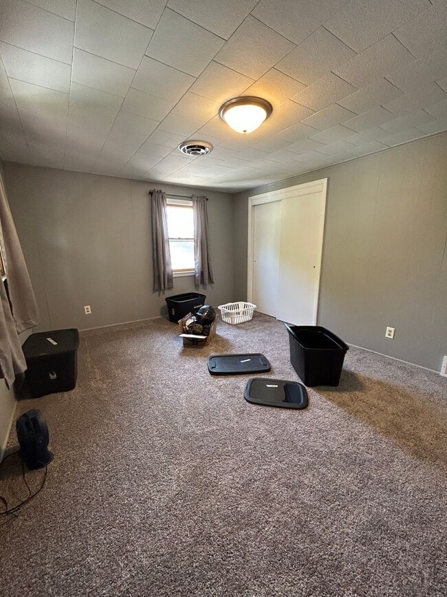 Building Photo - 5 Bedroom 3 Bathroom House in Weigent Hogan!