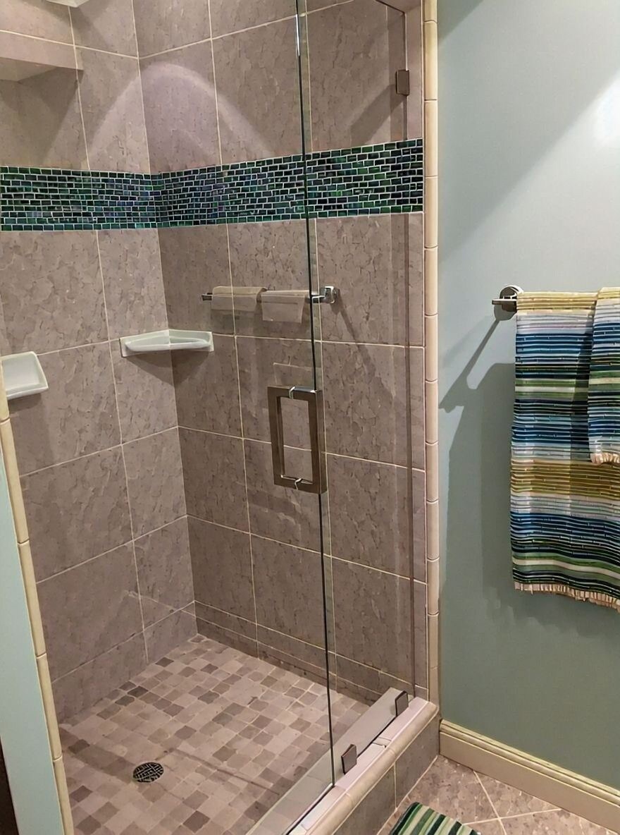 Main Bathroom Shower - 1400 Bowe Ave
