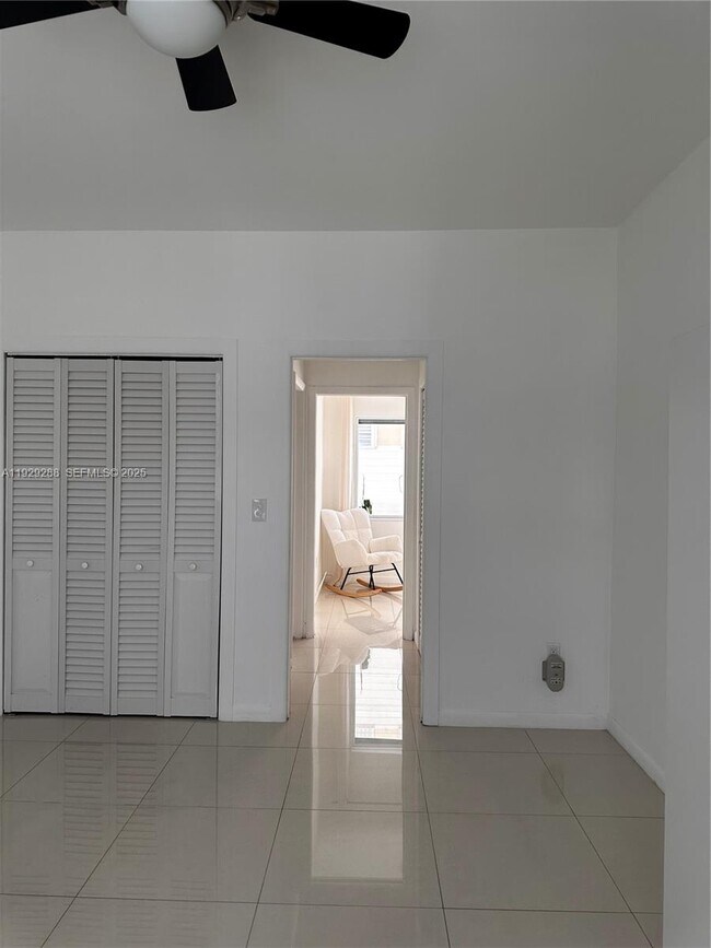 Building Photo - 10250 W Bay Harbor Dr