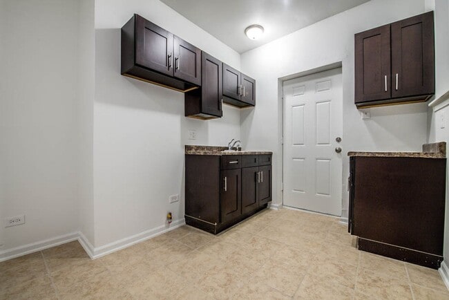 Building Photo - 418 S Laramie