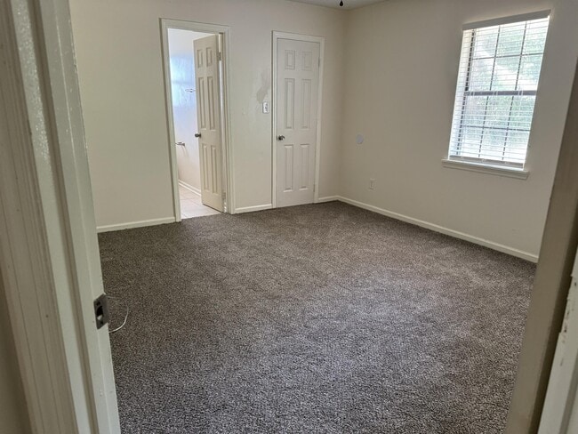 Building Photo - 930 Lakeside Dr