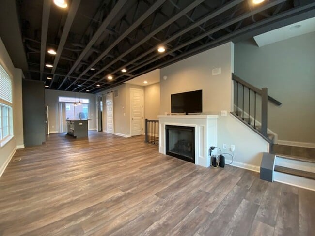 Building Photo - 2 Bed 2.5 Bath Townhome Available in Sprin...
