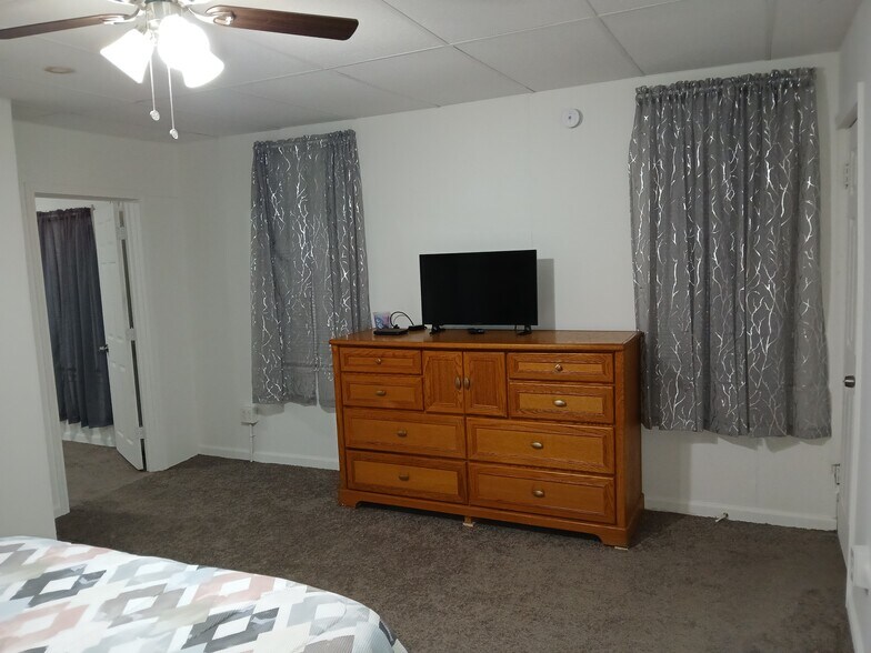 Building Photo - 2411 Spring St