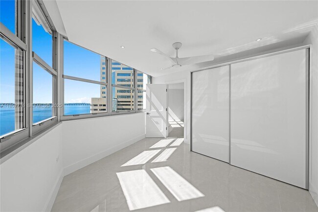 Building Photo - 999 Brickell Bay Dr