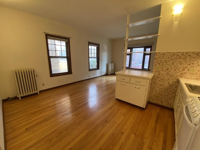 Building Photo - 1 Bed 1 Bath Historic Preserved Douglas Apartments in Desirable Lowry Hill Available April 1st.