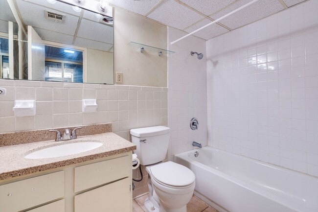 Building Photo - DOWNTOWN MID RISE - 1BD/1BA -  ALL BILLS PAID - GATED - RESERVED PARKING - $1395