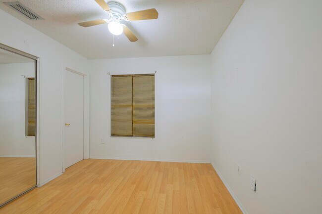 Building Photo - 280 NW Airoso Blvd