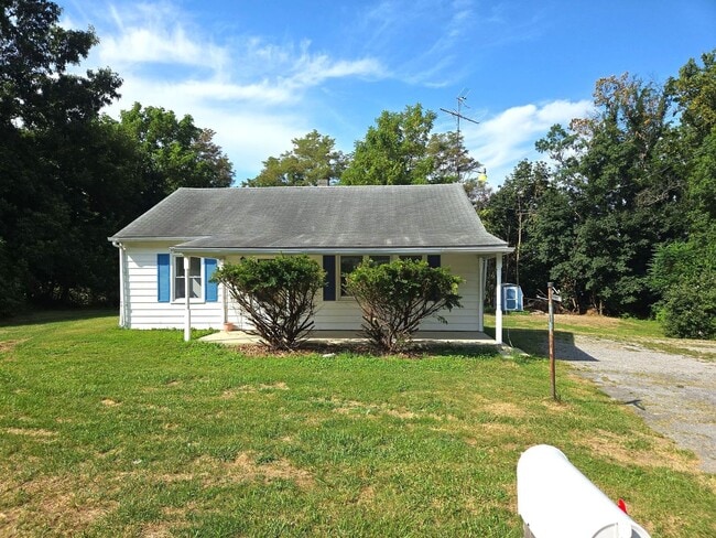 Primary Photo - Cozy 2 bed/1 bath single-family home