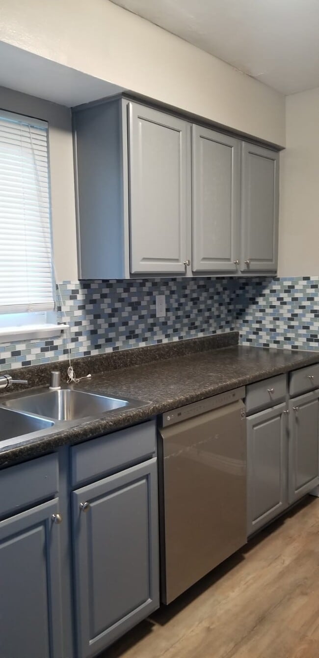 Building Photo - 14299 La Paz Dr