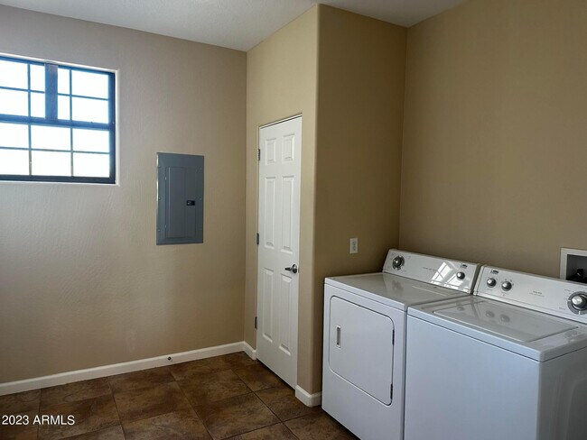 Building Photo - 16729 E Westby Dr