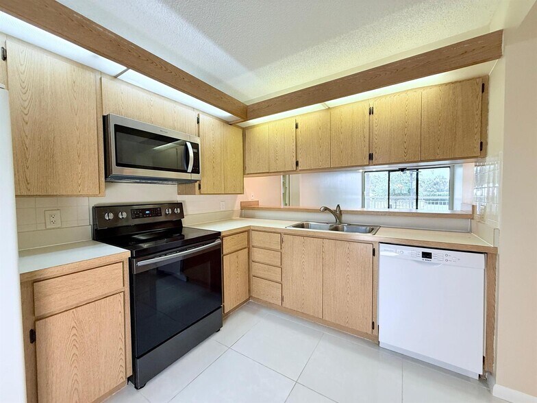 Building Photo - 2621 Village Blvd