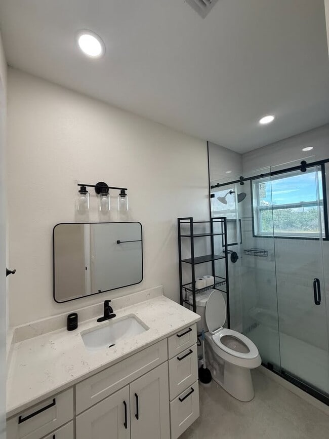 Building Photo - 1550 Center Rd