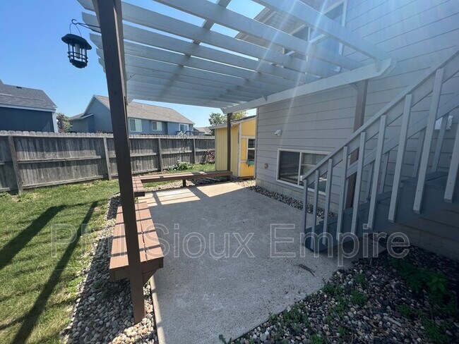 Building Photo - 4829 S Wilson Ave