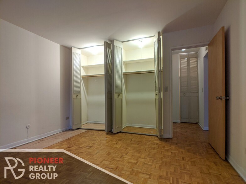 Building Photo - 510 W Briar Pl