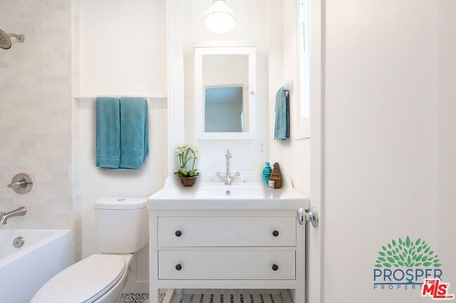 Building Photo - 314 N Venice Blvd