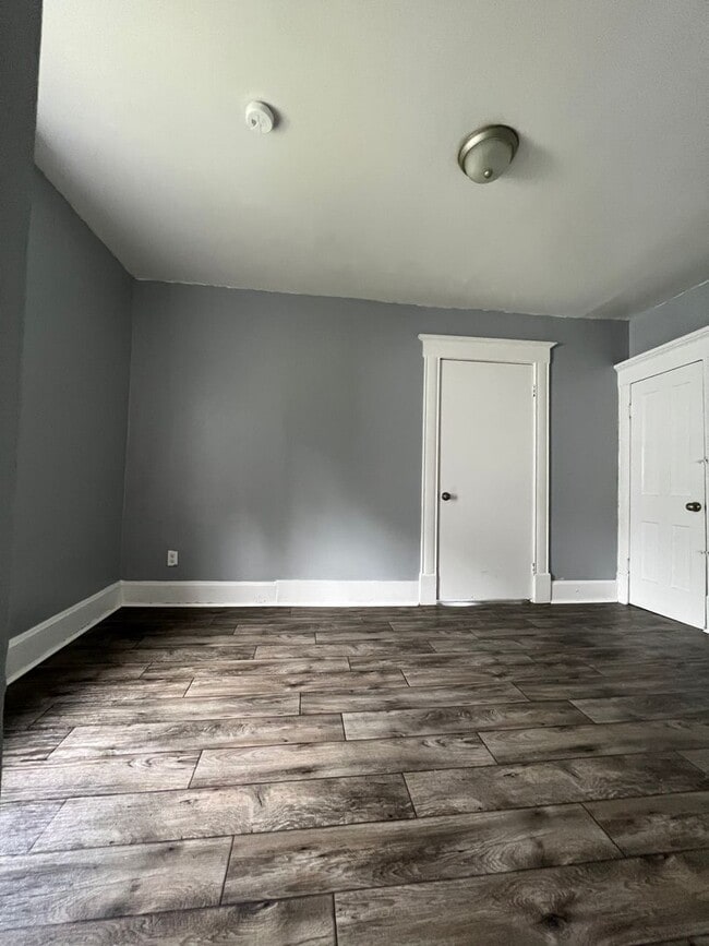 Building Photo - Available Now 4 Bedroom, 2 Full Bath Home