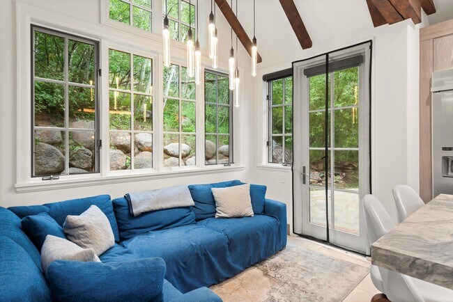 Building Photo - 289 Exhibition Ln