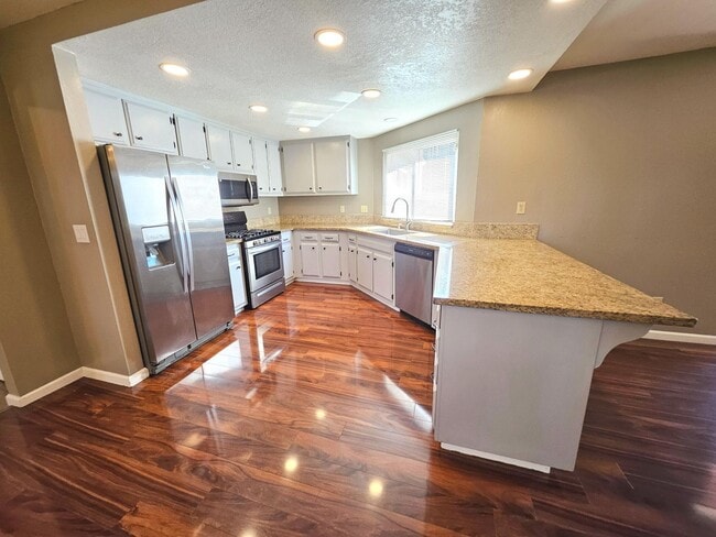 Building Photo - Beatifully updated 3 bedroom, 2 bath home ...