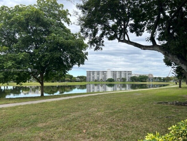 Building Photo - 2801 Palm Aire Dr