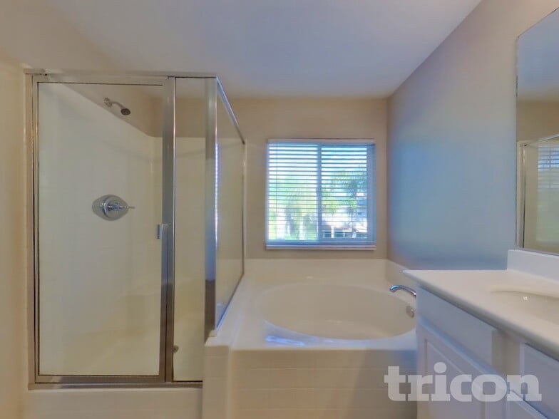 Building Photo - 33558 Iris Ln