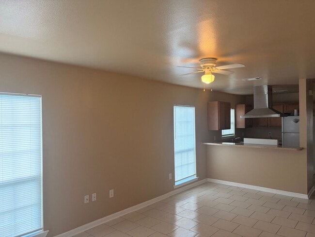 Building Photo - Charming Single