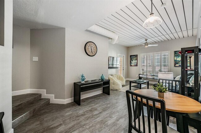 Building Photo - 2410 W Azeele St