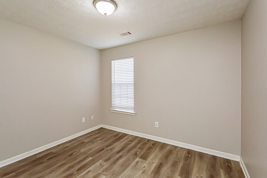 Building Photo - 115 Syracuse Ln