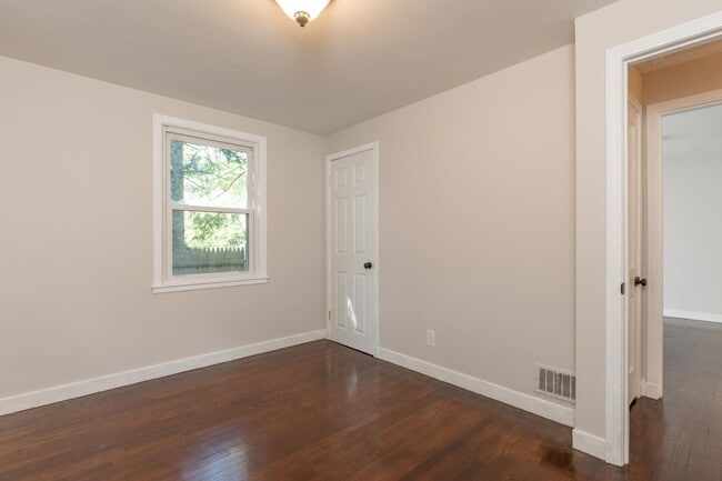 Building Photo - 400 Colonial Dr