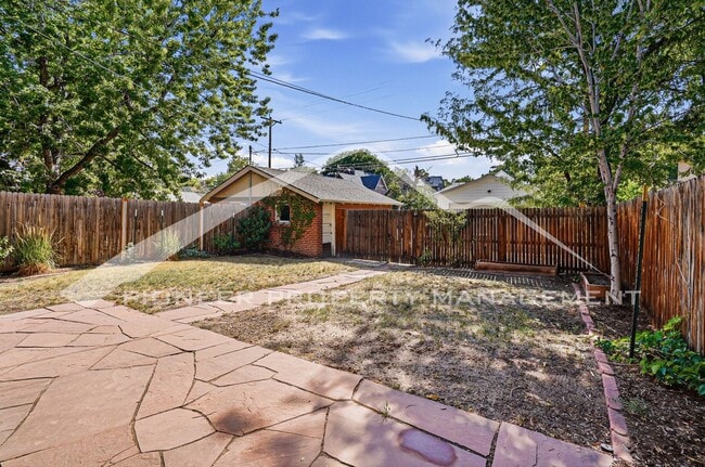 Building Photo - Spacious Home with Central AC and Washer/Dryer