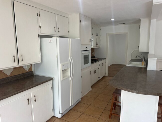 Building Photo - 2213 Suanne Dr