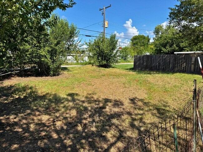 Building Photo - Charming 2 Bed, 1 Bath Home Close To MSU