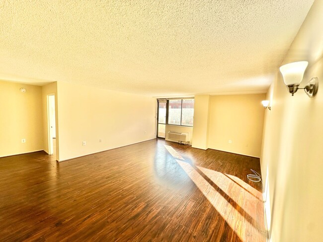 Building Photo - Dupont's Pulchritudinous Palladium 1 bedroom Condo w/ Balcony & Pool. All utilities included.