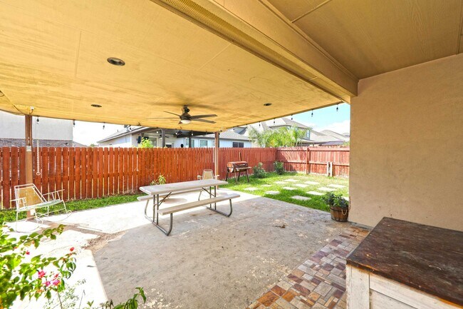 Building Photo - 318 Silverleaf Oak