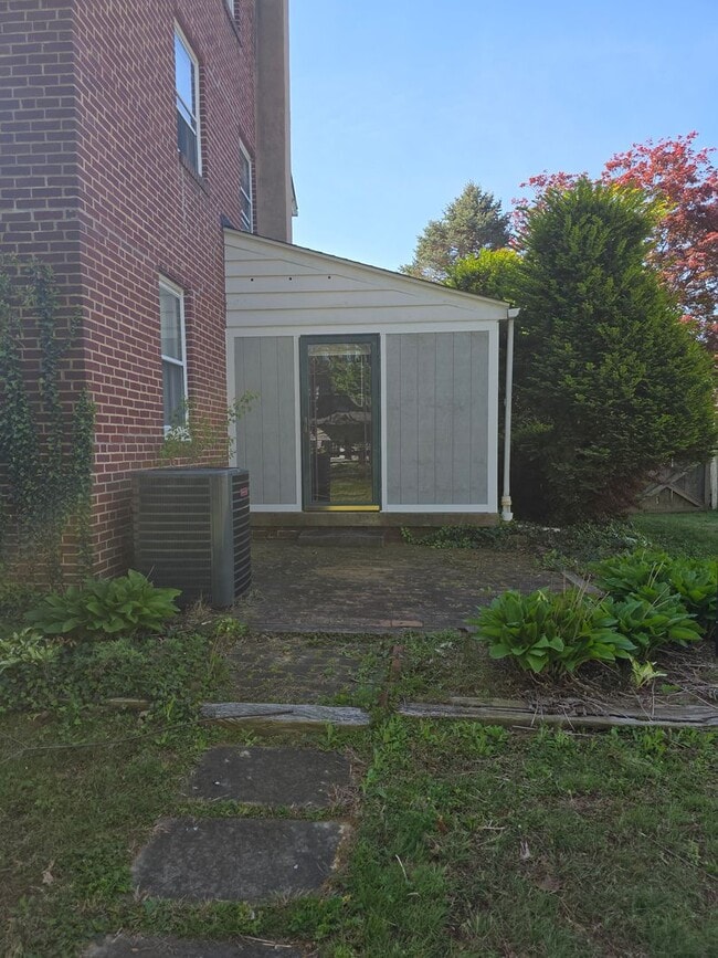 Building Photo - McDaniel Heights Single Family Home