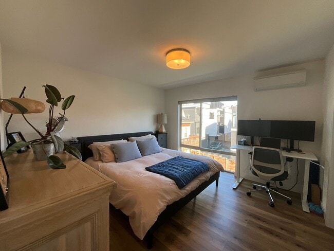 Building Photo - Stunning Townhouse in Ballard