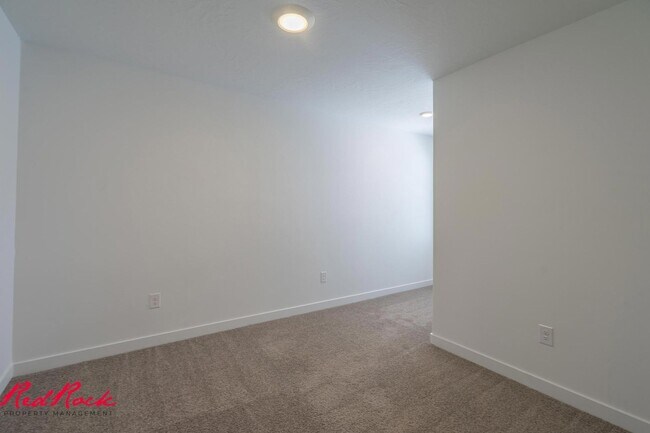 Building Photo - Dog Friendly! 3 Bedroom 2 Bathroom Townhome in Long Valley.