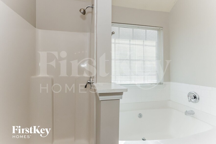 Building Photo - 2721 S Hills