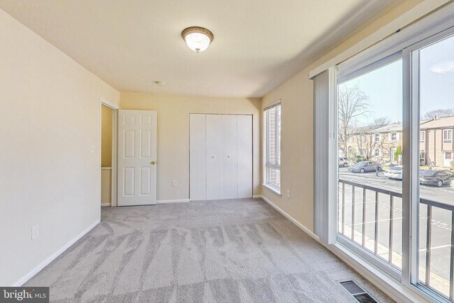 Building Photo - 906 West Side Dr