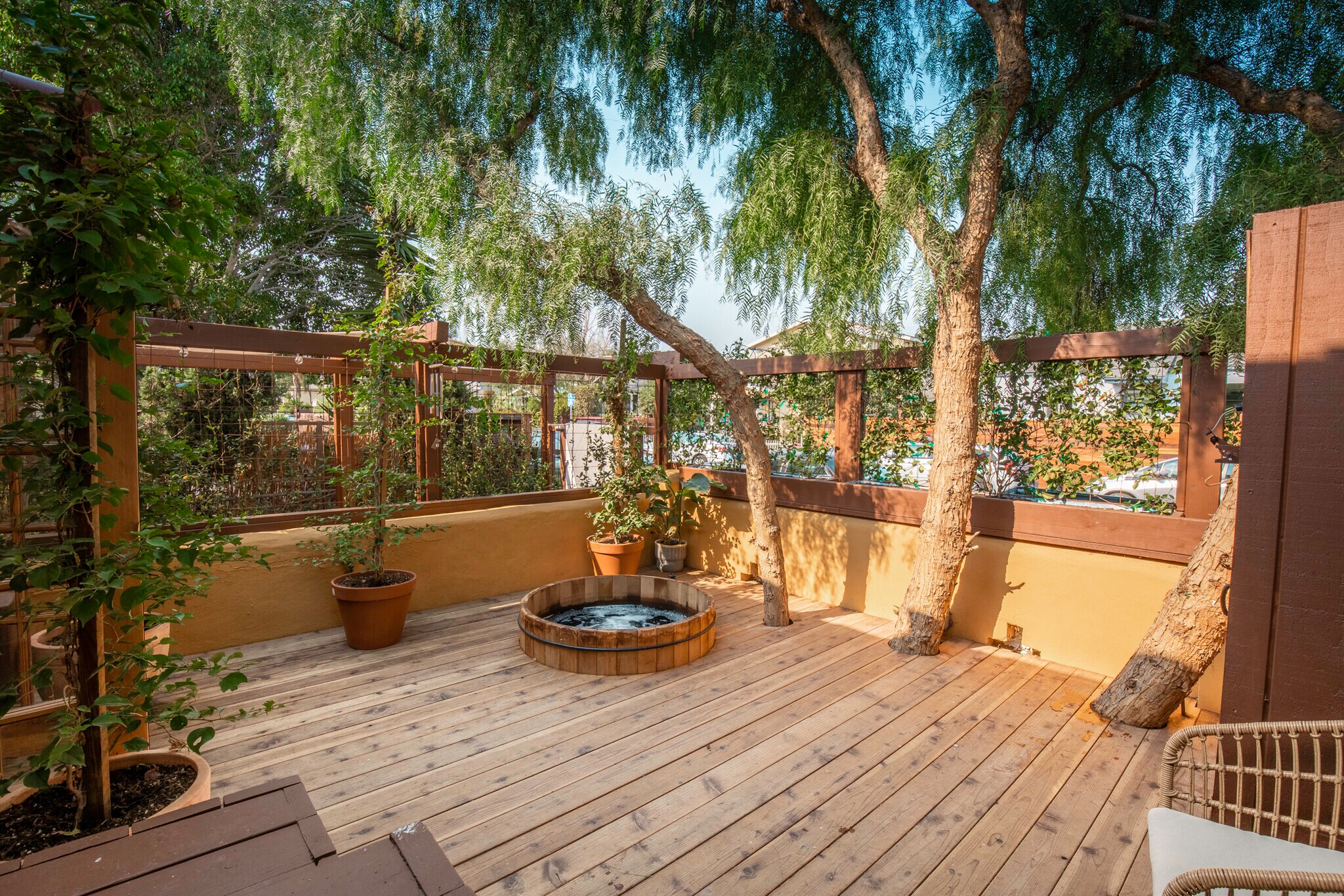 2 hot tubs available in the front deck - 718 Vernon Ave