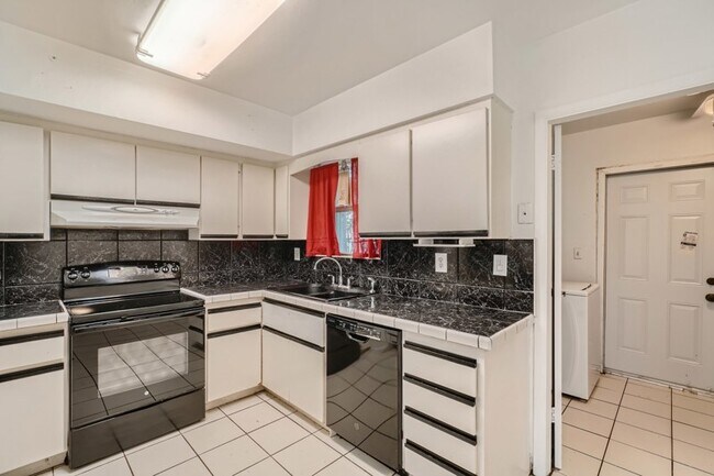 Building Photo - 2730 SW 17th St