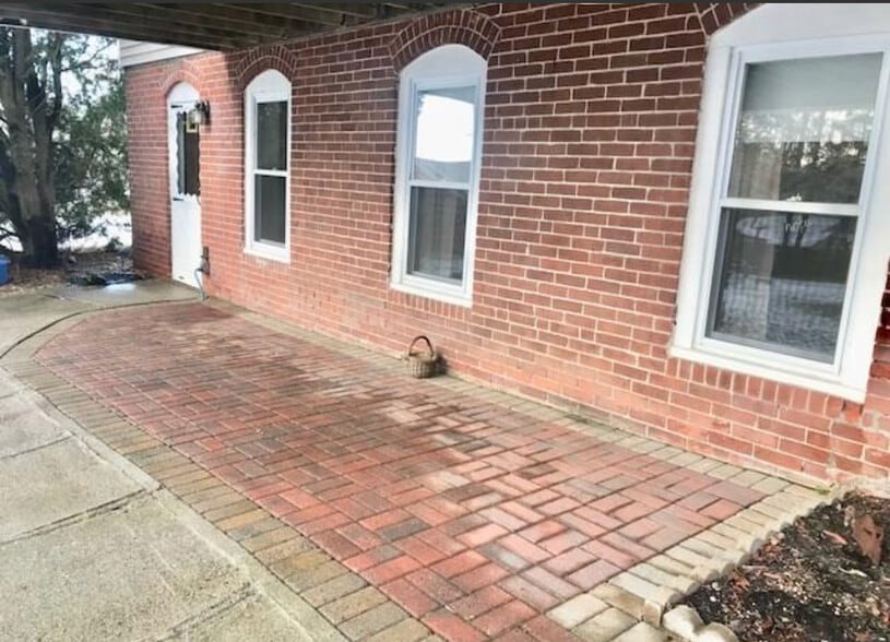 Patio area and private entrance - 7 Gendron Rd