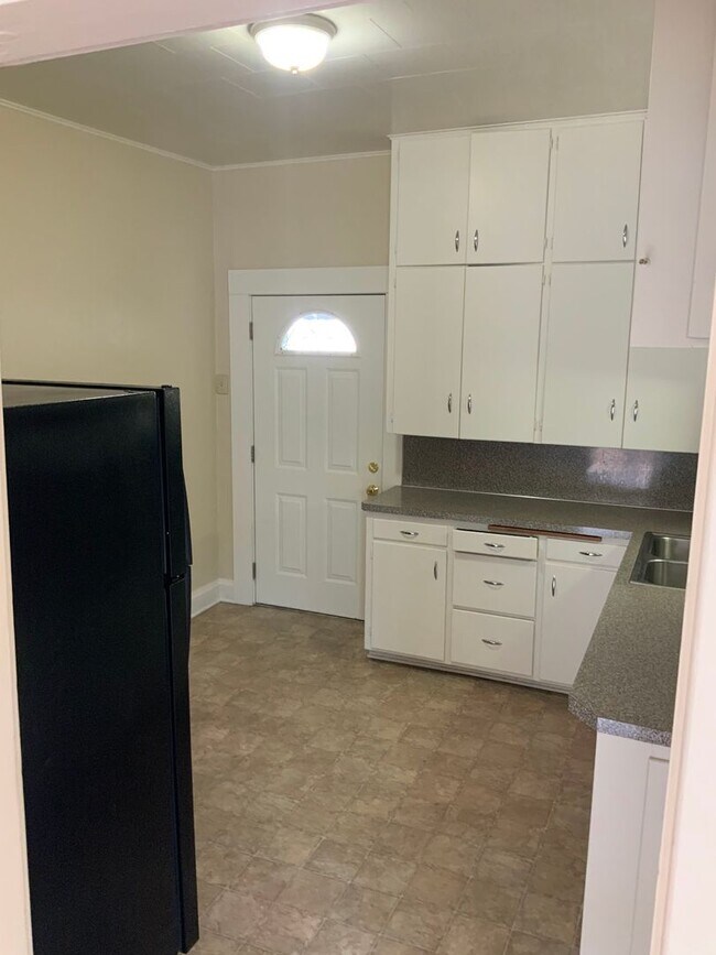 Building Photo - 2 Bedroom Unit in Triplex Near Downtown and Campus