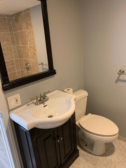 bathroom - 100 Lanark Rd