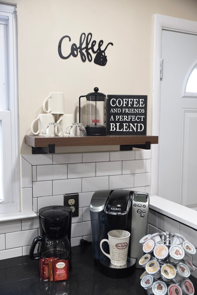 Building Photo - 2346 Pine St